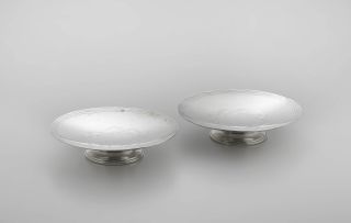A pair of George V silver pedestal dishes, Goldsmiths & Silversmiths, London, 1933