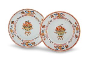 A pair of Chinese Export 'Imari' plates, Qing Dynasty, 18th century