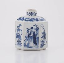 A Chinese blue and white tea caddy, Qing Dynasty, late 19th/early 20th century