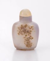 A Chinese agate snuff bottle and stopper, Qing Dynasty, 19th century