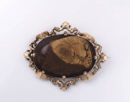Victorian moss agate and gold brooch