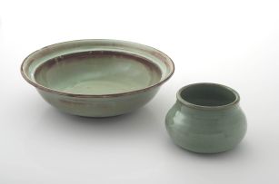 A Linn ware green-glazed bowl