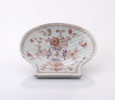 A Chinese Export 'Imari' shell-shaped dish, Qianlong period (1735-1796)
