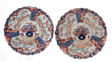 A pair of Japanese Imari dishes, late Meiji period (1868-1912)