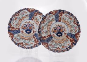 A pair of Japanese Imari dishes, late Meiji period (1868-1912)