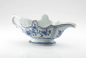 A Chinese Export blue and white sauce boat, Qianlong period (1735-1796)