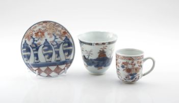 A Chinese Export 'Imari' blue and white cup, Qianlong period (1735-1796)
