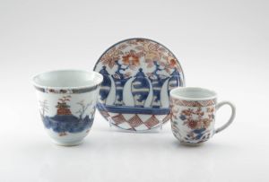 A Chinese Export 'Imari' blue and white cup, Qianlong period (1735-1796)