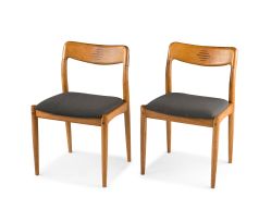 A pair of Johannes Andersen oak dining chairs, manufactured by Uldum Møbelfabrik, Denmark, 1950s