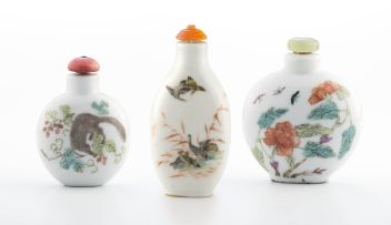 A Chinese famille-rose porcelain snuff bottle, Qing Dynasty, late 19th century
