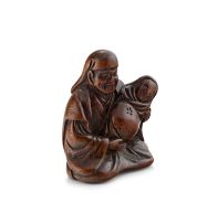 A wood netsuke of a father and baby, 19th century