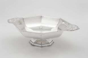 A George V silver pedestal dish, Walker & Hall, Sheffield, 1934