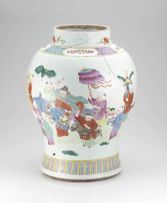 A Chinese famille-rose vase, late Qing Dynasty, 19th/20th century