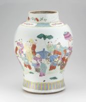 A Chinese famille-rose vase, late Qing Dynasty, 19th/20th century