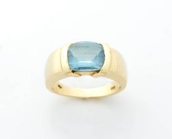 Blue topaz and 18ct yellow gold ring