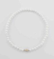 Single-strand pearl necklace