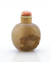 A Chinese banded agate snuff bottle, Qing Dynasty, 19th century