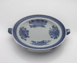 A Chinese Export 'Fitzhugh' pattern hot water plate, Qing Dynasty, early 19th century