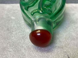 A Chinese green-overlay glass snuff bottle, 20th century