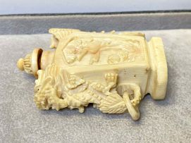 A Chinese ivory snuff bottle, Qing Dynasty, 19th century