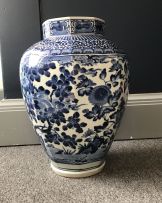 A Japanese Arita blue and white vase and cover, 17th/18th century