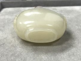 A Chinese white jade snuff bottle, Qing Dynasty, 18th/19th century