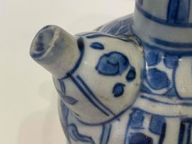 A Chinese blue and white kendi, 16th/17th century