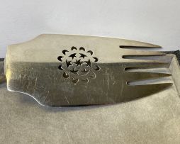 A George III silver 'Fiddle & Shell' pattern end fork slice, maker's mark rubbed, London, 1809