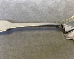 A George III silver 'Fiddle & Shell' pattern end fork slice, maker's mark rubbed, London, 1809