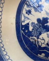 A near pair of Chinese Export blue and white shell-shaped dishes, Qing Dynasty, 18th/19th century