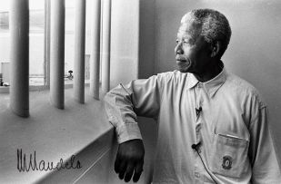 Jürgen Schadeberg; Nelson Mandela's return to his cell on Robben Island IV
