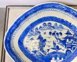 A pair of Chinese Export blue and white oval dishes, Qing Dynasty, late 18th/early 19th century