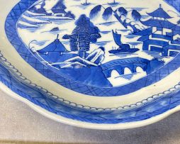 A pair of Chinese Export blue and white oval dishes, Qing Dynasty, late 18th/early 19th century