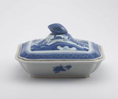 A Chinese Export blue and white tureen and cover, Qing Dynasty, 19th century