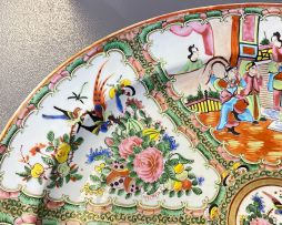 A Chinese famille-rose platter, Qing Dynasty, 19th century