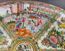 A Chinese famille-rose platter, Qing Dynasty, 19th century