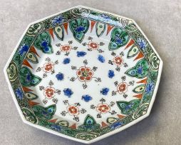 A Chinese famille-verte octagonal saucer dish, Kangxi period, 1662-1722