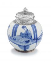 A Chinese blue and white tea caddy, Qing Dynasty, Kangxi period, 1622-1722