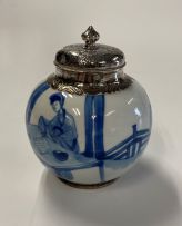A Chinese blue and white tea caddy, Qing Dynasty, Kangxi period, 1622-1722