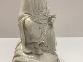 A Chinese blanc-de-chine figure of Guanyin, Qing Dynasty, 18th/19th century