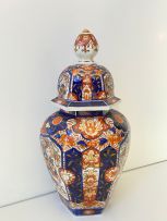 A pair of Japanese Imari vases and covers, Meiji period, 1868-1912