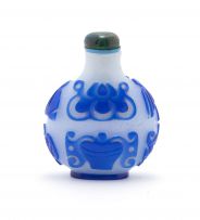 A Chinese overlay snowflake glass snuff bottle, late Qing Dynasty, late 19th/early 20th century