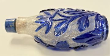A Chinese overlay snowflake glass snuff bottle, late Qing Dynasty, late 19th/early 20th century