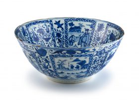A large Chinese blue and white 'Kraak' style bowl, Jingdezhen, 17th century