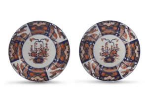 A pair of Japanese Imari chargers, Meiji period, 1868-1912